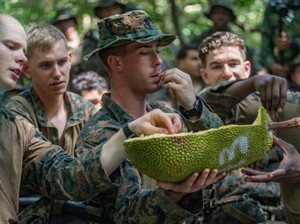 Durian dan Nangka Jadi Santapan Tim Pelatihan Korps Marinir AS di Hutan Singapura