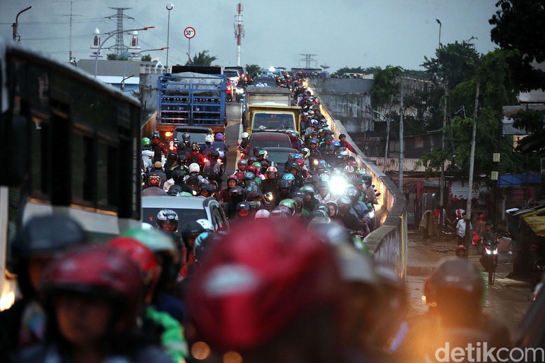Macet cenderung memancing emosi pengendara. Foto: Rengga Sancaya Macet cenderung memancing emosi pengendara. Foto: Rengga Sancaya