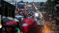 Kemacetan panjang terjadi dari arah Kalibata menuju Dewi Sartika.