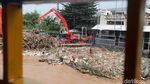 Pintu Air Manggarai Dipenuhi Sampah Kiriman Bogor