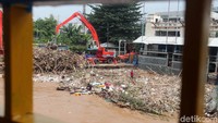 Menurut Kasatlak UPK Badan Air Dinas Lingkungan Hidup Provinsi DKI Jakarta, Rohmat, sampah yang menggunung ini karena banjir kiriman dari Bogor.