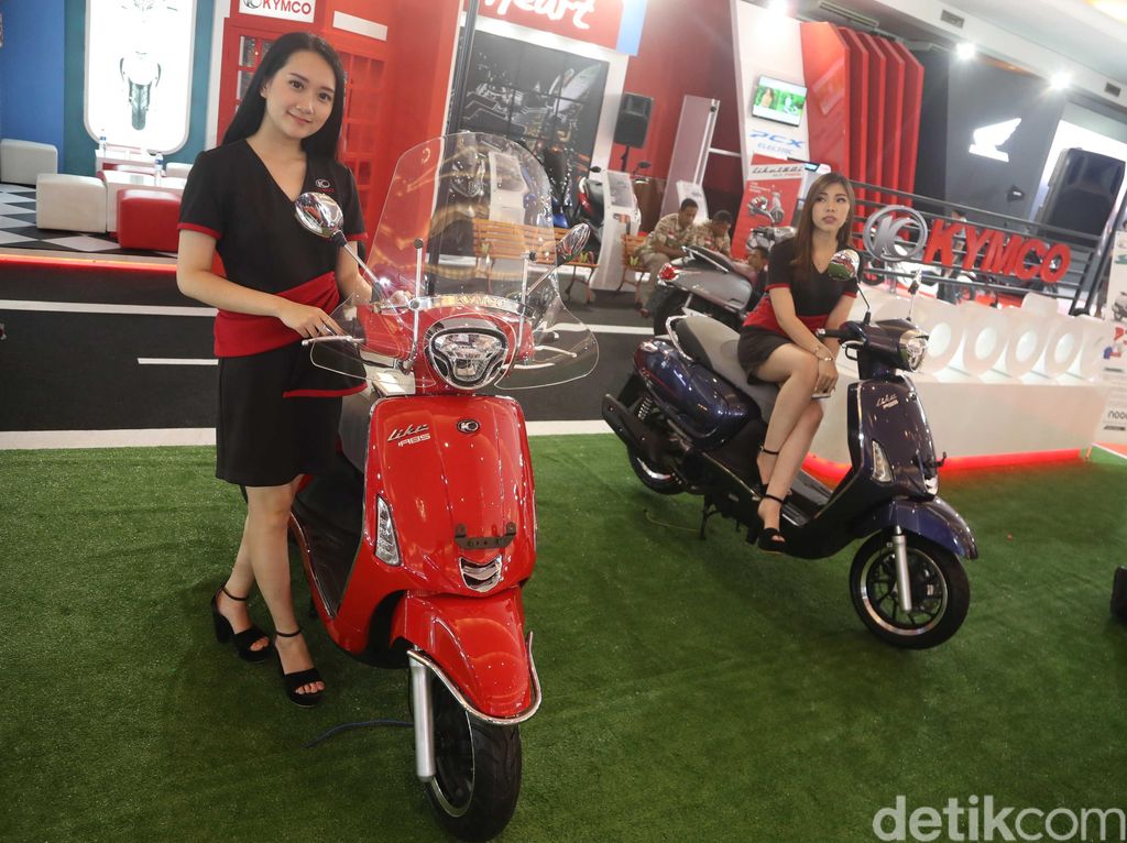 Kycmo brand launches the Like 150i scooter at the 2019 IIMS arena.