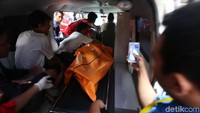 Korban dimasukan ke ambulans.