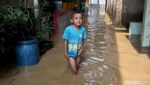 Keceriaan Anak-anak Bukit Duri Bermain di Tengah Banjir