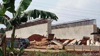 Para pekerja terlihat sibuk disana-sini. Meskipun, sudah ada 2,5 km yang tersambung jalan tol, pekerja masih merapikan sisi-sisi pinggiran jalan tol. Beberapa pekerja tampak sedang memasang pembatas jalan yang dilengkapi dengan light reflector.