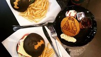 DC Comic Superhero Cafe jadi tempat favorit para pecinta superhero. Ada burger, pancake hingga kopi yang disajikan dengan bentuk bertema Batman hingga Superman. Foto: Instagram @adilahadilhamzah
