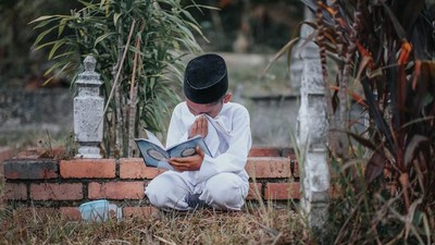Foto Viral Bocah Ziarah ke Makam Ibunya Bikin Nangis, Ini Faktanya