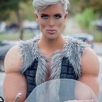 Alasannya melakukan operasi plastik adalah ketidakpercayaan diri. Ia merasa terlahir dengan wajah jelek. Padahal, sebelum operasi, ia sudah menjadi seorang model. Foto: Instagram/mauriciogaldioficial