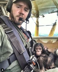 Kisahnya Viral, Ini Pilot Tampan yang Terbang dengan Simpanse