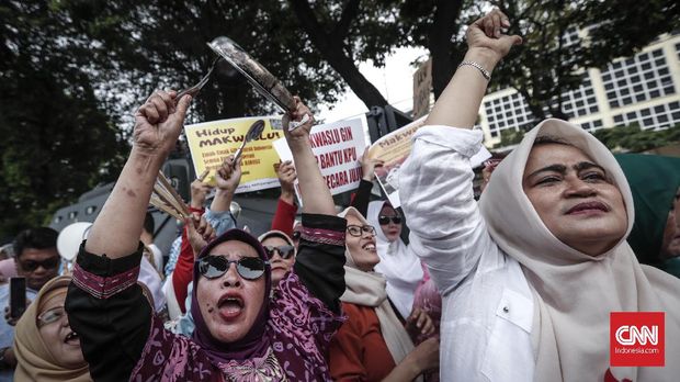 Emak-emak simpatisan paslon 02 Prabowo-Sandi berunjuk rasa di depan kantor KPU, Jakarta, 26 April, menentang dugaan kecurangan.