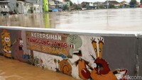 Debit air yang meningkat mengakibatkan banjir di Jalan Raya Jatinegara.
