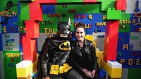 Wah, bisa foto bareng Batman juga lho. Paket lengkap nih buat pencinta lego yang juga sosok superhero Batman. Foto: thebrickbars