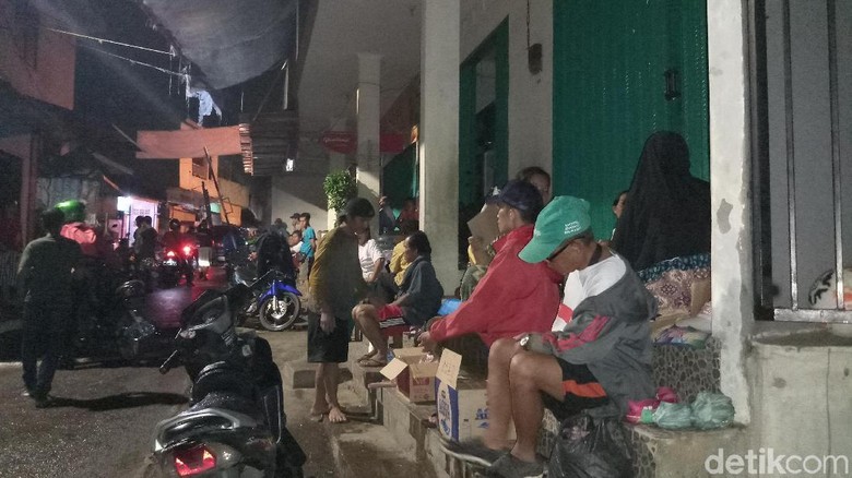 Banjir di Pejaten Timur Surut, Sejumlah Warga Masih Mengungsi di Emperan Toko Banjir di Pejaten Timur Surut, Sejumlah Warga Masih Mengungsi di Emperan Toko