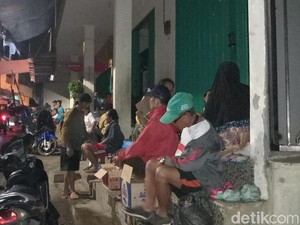 Banjir di Pejaten Timur Surut, Sejumlah Warga Masih Mengungsi di Emperan Toko