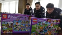 Mengutip shine.cn keempat tersangka ini mulai membuat LEGO kw pada 2015 lalu. Saat itu mereka yang berbasis di Provinsi Guangdong membeli LEGO asli dan mulai meniru desain dan bentuknya. Setelah itu, mainan kw itu dijual ke pedagang grosir di China dan luar negeri melalui internet. Chen Huizhi / SHINE.