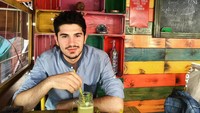 Selain kopi, Tanur juga menyukai es lemonade. Ia bahkan meninggalkan emotikon love saat mengunggah foto ini. Foto: Instagram tanerurc