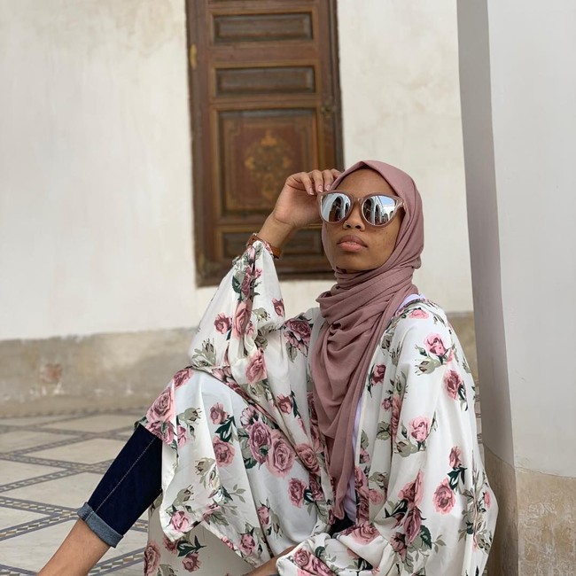 Rupanya, Shayma adalah seorang blogger dan vlogger yang terkenal di media sosial. Ia memiliki 60,3 ribu followers di Instagram. Shaymaa kerap berbagi potret gaya hijab di Instagram. Gaya pashmina dengan busana kasual menjadi ciri khasnya. Foto: Instagram/ShaymaaDarling
