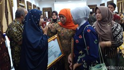 Pemprov Jatim Santuni Keluarga 53 Petugas Pemilu yang Meninggal Pemprov Jatim Santuni Keluarga 53 Petugas Pemilu yang Meninggal