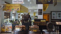 Ada juga kios yang menjual makanan olahan madu (Shinta/detikcom)