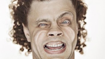 Dia mencoba membuat foto portrait yang tidak biasa. Foto: Tadao Cern