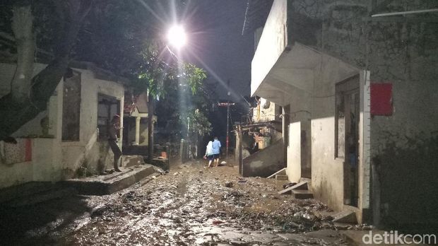 Banjir di Pejaten Timur Surut, Sejumlah Warga Masih Mengungsi di Emperan Toko