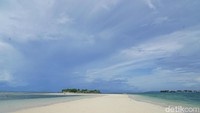 Hamparan pasir putih hampir sepanjang 1 km akan terlihat membelah lautan (Syanti/detikcom)