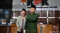 Tak hanya Ia dan wakil Wali Kota saja yang hadir. Dia juga membawa jajarannya untuk menyerahkan LHKPN ke KPK. Bima menyebut dia membawa para kepala dinas dan camat di Kota Bogor ke KPK. Keren!