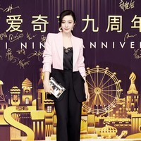 Dalam postingan tersebut, Fan Bingbing juga menyebutkan busananya yang dikenakan secara detail. Bingbing memakai koleksi busana dari brand kenamaan, seperti Alexander McQueen dan Louis Vuitton. Sedangkan untuk perhiasan berasal dari brand De Beers. Foto: Instagram @bingbing_fan