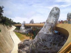 Potret Jembatan Emas Vietnam yang Mengagumkan