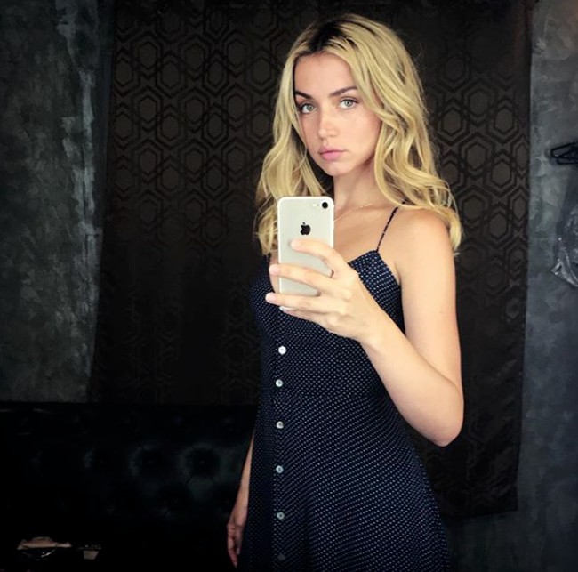 Sebagai keturanan Latin, Ana dikaruniai perawakan yang eksotis. Tak heran bila ia terpilih sebagai ‘Bond girl’ untuk film James Bond ke-25. Film yang juga dibintangi aktor Rami Malek tersebut rencananya akan dirilis pada April 2020. Foto: Dok. Instagram/ana_d_armas