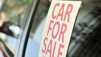 Dulu jamak dijumpai ketika orang mau menjual kendaraan akan ditempel for sale lalu ditaruh di pinggir jalan. Tapi sekarang semuanya bisa lewat smartphone dan menjangkau jauh lebih banyak calon pembeli. Foto: istimewa