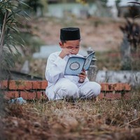 Rupanya foto-foto virl bocah yang ziarah ke makam ibunya ini hanyalah fiktif belaka. Sang fotografer sengaja membuat karya tentang kasih sayang antara  ibu dan anak. Foto: Facebook Atan Mukris