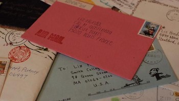 Kapan terakhir berkirim surat semacam ini melalui kantor pos? Buat banyak orang, hal itu sudah digantikan oleh email atau pesan instan di smartphone. Foto: istimewa