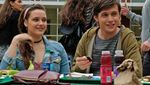 Pose Si Cantik Katherine Langford Bersama Camilan Manis