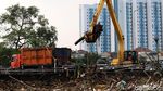 Gunungan Sampah Sungai Ciliwung Mulai Diangkat