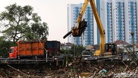 Sampah didominasi ranting hingga potongan besar kayu dan bambu.