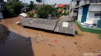 Banjir di Cililitan Nyaris Capai Atap Rumah