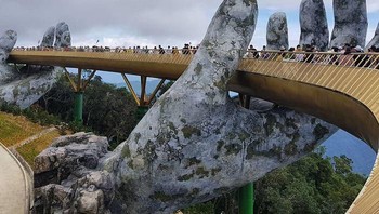 Dua tangan raksasa yang terlihat menopangnya membuat jembatan ini terlihat semakin wow. Foto: jo0osephine via Bored Panda