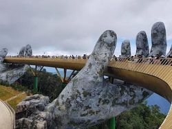 Potret Jembatan Emas Vietnam yang Mengagumkan