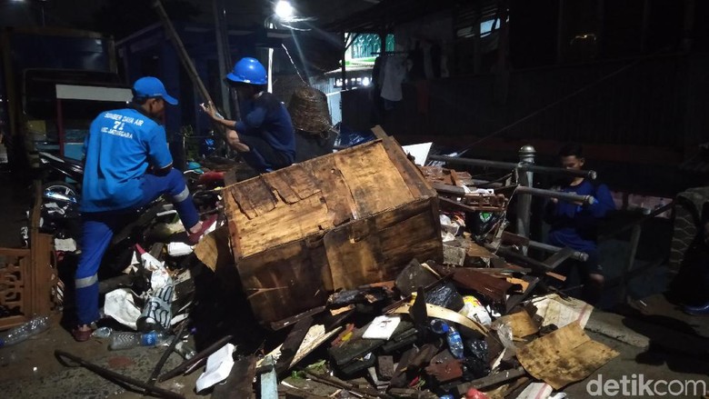Mulai Surut, Sampah Akibat Banjir di Kampung Pulo Mulai Dibersihkan Mulai Surut, Sampah Akibat Banjir di Kampung Pulo Mulai Dibersihkan
