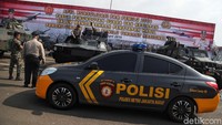 Dua orang polisi turut serta berfoto di sekitar alutsista milik TNI yang terparkir di JIExpo Kemayoran, Jakarta, Jumat (26/4/2019).