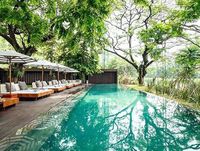 Baru Gajian, Enaknya Makan Siang Dengan Pemandangan Kolam Renang Cantik