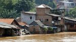 Potret Warga Pejaten Timur Beraktivitas di Tengah Banjir