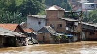 Air yang merendam kawasan di Pejaten Timur tersebut mencapai ketinggian 4 meter dan membuat sejumlah warga memilih untuk mengungsi.