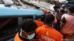 Rumah Roboh Timpa Angkot hingga Motor