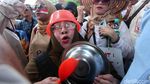 Bawa Perlengkapan Dapur, Emak-emak Pendukung Prabowo Demo KPU