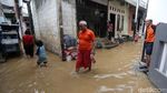 Keceriaan Anak-anak Bukit Duri Bermain di Tengah Banjir