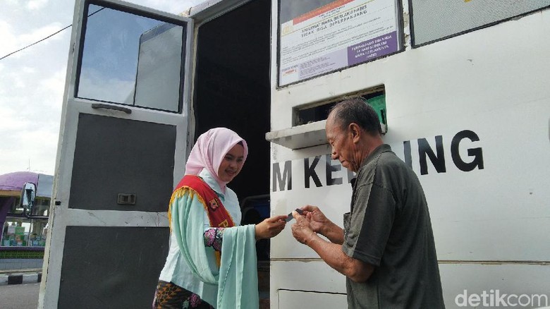 Berkebaya dan Berkerudung, Polwan di Ciamis Layani SIM Keliling Berkebaya dan Berkerudung, Polwan di Ciamis Layani SIM Keliling