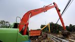 Gunungan Sampah Sungai Ciliwung Mulai Diangkat