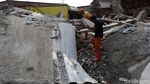 Rumah Roboh Timpa Angkot hingga Motor